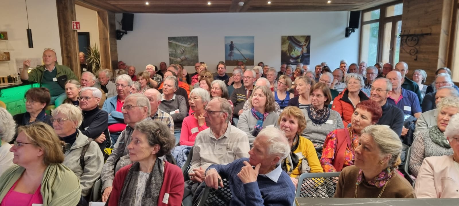 des spectateurs attentif à la présentation du directeur de Téléovronnaz, M. Fabrice Boschung